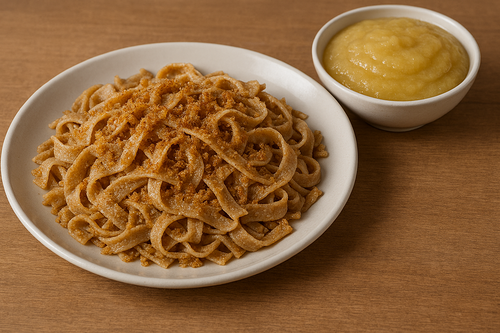 Süße Bröselnudeln mit Apfelkomus